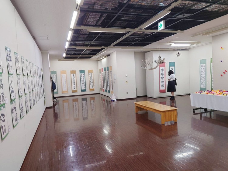 令和5年2023福鶴舞う！『第２回十勝書芸藝展』幕を閉じる全日本書芸文化院運営層髙橋玲光特別企画は、「大福鶴と大扇面展」と「桑原翠邦先生顕彰展」白樺ポールパーテーション二曲一双の金屏風千葉豊翠巨大反古紙の鶴