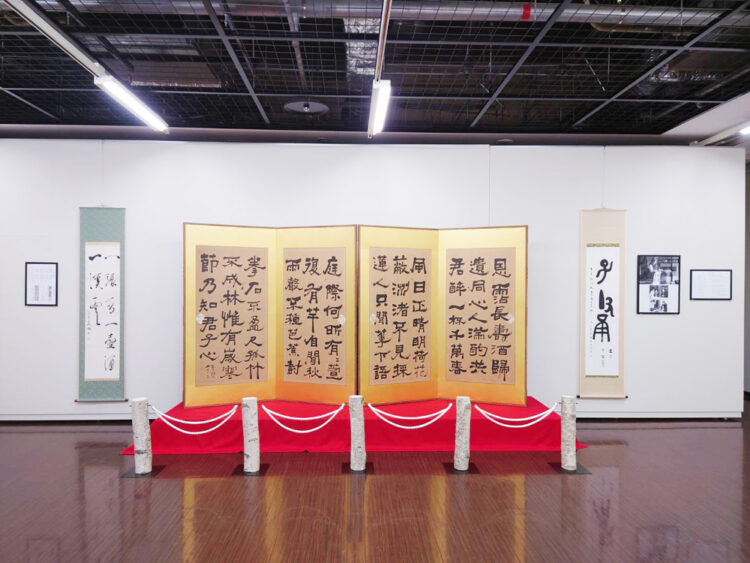 令和5年2023福鶴舞う！『第２回十勝書芸藝展』幕を閉じる全日本書芸文化院運営層髙橋玲光特別企画は、「大福鶴と大扇面展」と「桑原翠邦先生顕彰展」白樺ポールパーテーション二曲一双の金屏風千葉豊翠巨大反古紙の鶴