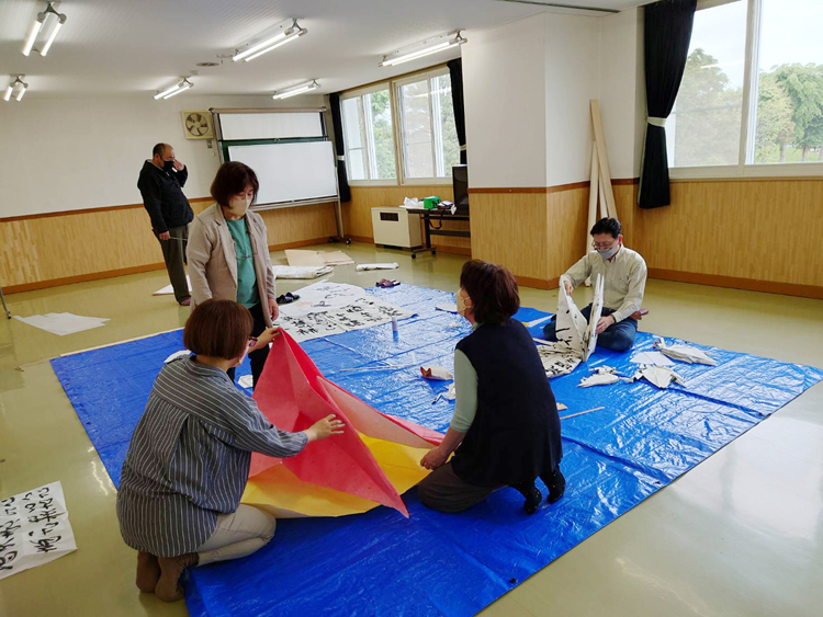 令和5年2023福鶴舞う！『第２回十勝書芸藝展』幕を閉じる全日本書芸文化院運営層髙橋玲光特別企画は、「大福鶴と大扇面展」と「桑原翠邦先生顕彰展」白樺ポールパーテーション二曲一双の金屏風千葉豊翠巨大反古紙の鶴