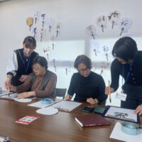 第53回全書芸展ワークショップ「うちわに書こう」六本木・国立新美術館書道筆文字