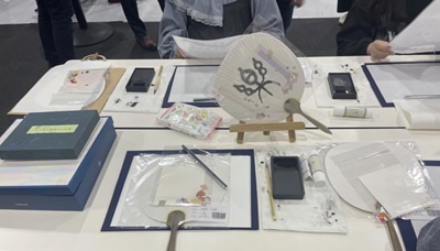 大阪・関西万博EXPO2025「未来へつなぐ日本の書～空・海・時を超えて～」大阪・EXPOメッセ「WASSE」夢洲楢崎華祥／副代表　小林幸子／運営総務　井田智佐子・北山成子・杉浦華桂日本書芸院読売新聞社