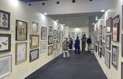 大阪・関西万博EXPO2025「未来へつなぐ日本の書~空・海・時を超えて~」大阪・EXPOメッセ「WASSE」夢洲楢崎華祥/副代表 小林幸子/運営総務 井田智佐子・北山成子・杉浦華桂日本書芸院読売新聞社