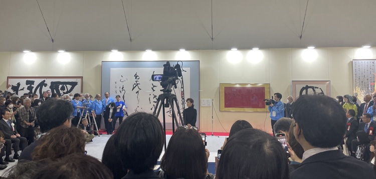 大阪・関西万博EXPO2025「未来へつなぐ日本の書～空・海・時を超えて～」大阪・EXPOメッセ「WASSE」夢洲楢崎華祥／副代表　小林幸子／運営総務　井田智佐子・北山成子・杉浦華桂日本書芸院読売新聞社