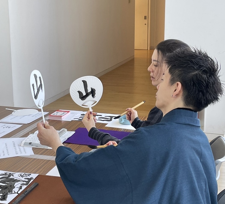 日本の書と中国の書のテクニックの違いは？第54回全書芸展ワークショップ「うちわに書こう」六本木・国立新美術館DAY1中澤良楽・佐藤翔葉