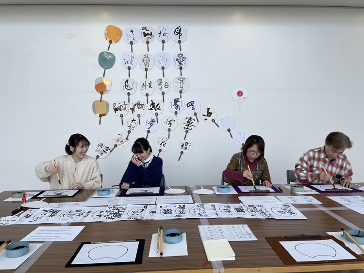 日本の書と中国の書のテクニックの違いは？第54回全書芸展ワークショップ「うちわに書こう」六本木・国立新美術館DAY1中澤良楽・佐藤翔葉