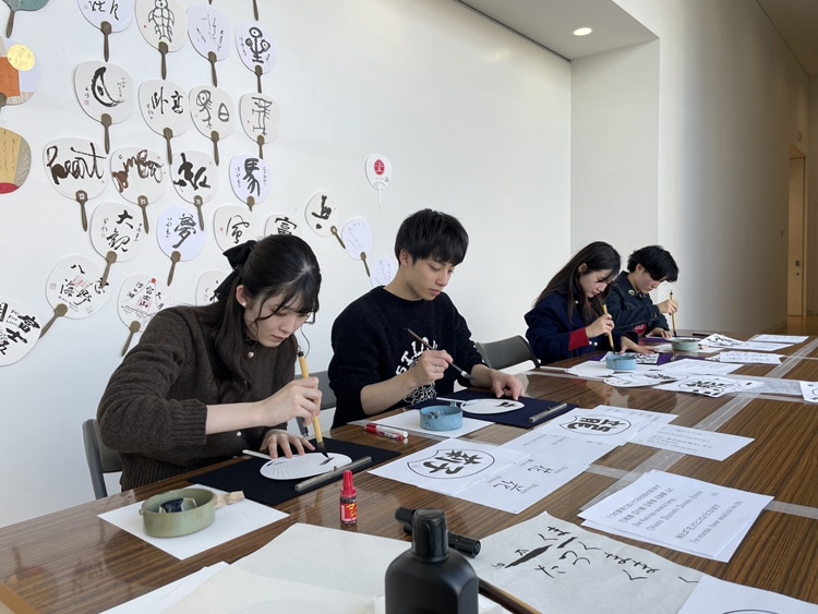 日本の書と中国の書のテクニックの違いは？第54回全書芸展ワークショップ「うちわに書こう」六本木・国立新美術館DAY1中澤良楽・佐藤翔葉