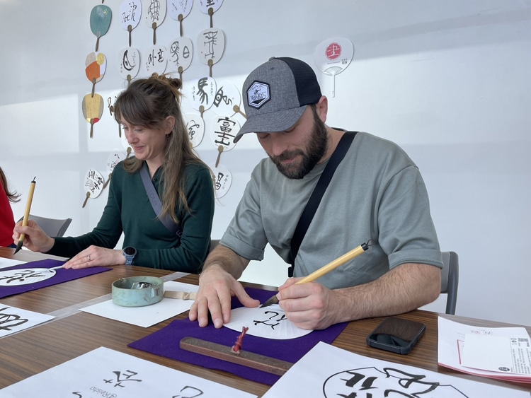 日本の書と中国の書のテクニックの違いは？第54回全書芸展ワークショップ「うちわに書こう」六本木・国立新美術館DAY1中澤良楽・佐藤翔葉