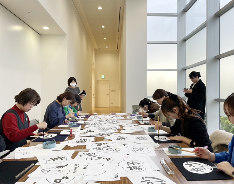 日本の書と中国の書のテクニックの違いは？第54回全書芸展ワークショップ「うちわに書こう」六本木・国立新美術館DAY1中澤良楽・佐藤翔葉