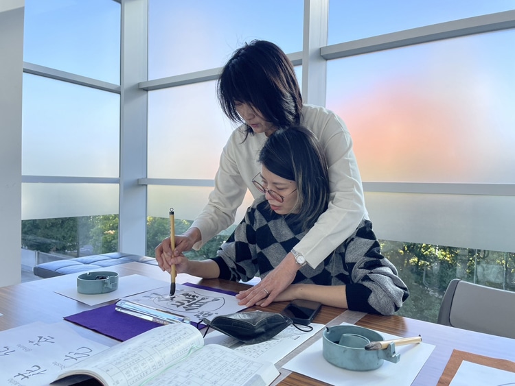 日本の書と中国の書のテクニックの違いは？第54回全書芸展ワークショップ「うちわに書こう」六本木・国立新美術館DAY1中澤良楽・佐藤翔葉