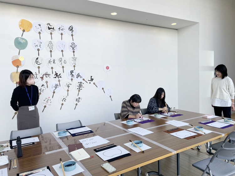 日本の書と中国の書のテクニックの違いは？第54回全書芸展ワークショップ「うちわに書こう」六本木・国立新美術館DAY1中澤良楽・佐藤翔葉