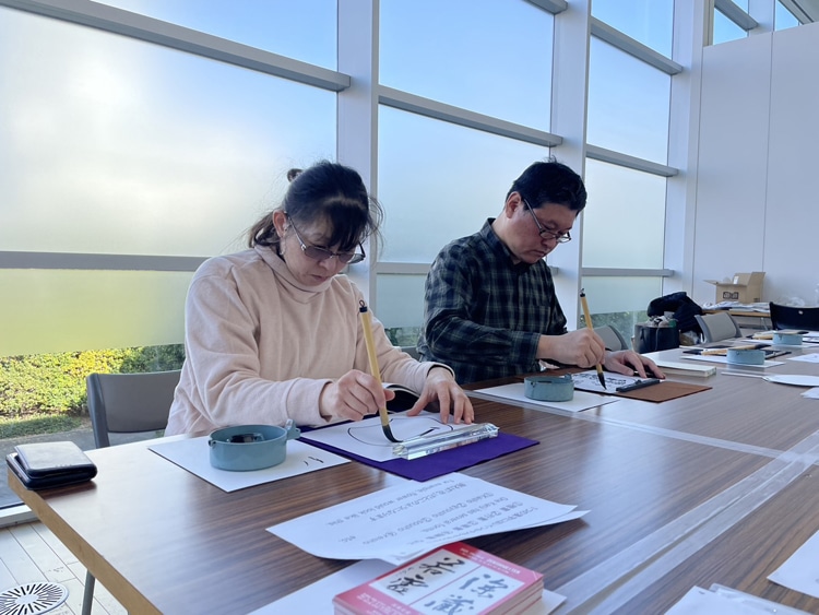 日本の書と中国の書のテクニックの違いは？第54回全書芸展ワークショップ「うちわに書こう」六本木・国立新美術館DAY1中澤良楽・佐藤翔葉